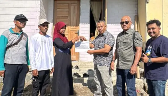 10 Tahun Berteman Tripleks dan Atap Bocor, Destimar Menangis Haru Terima Rumah Baru dari PT Semen Padang