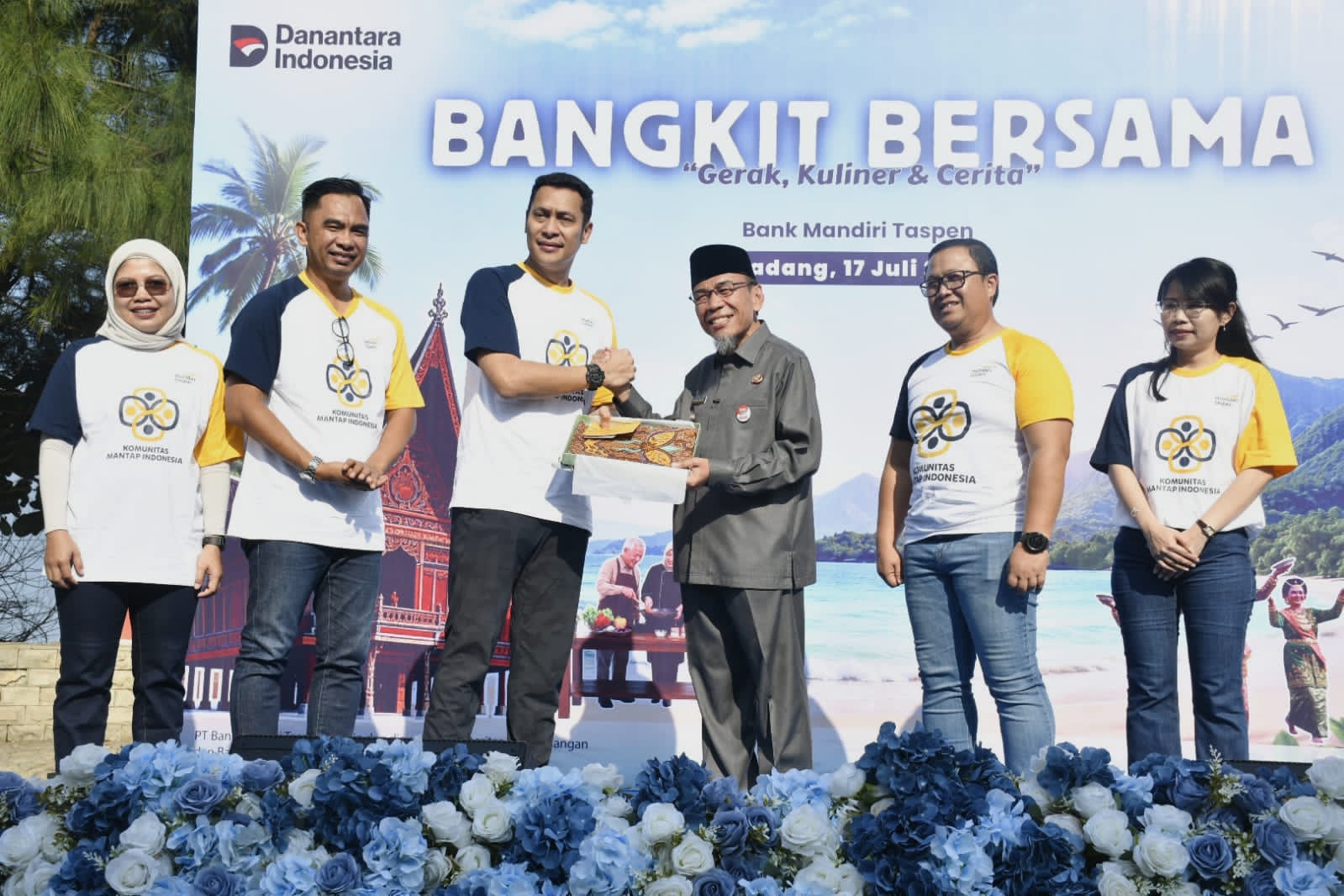 Wawako Padang Apresiasi Gerakan "Bangkit Bersama" Bank Mandiri Taspen di Pantai Puruih