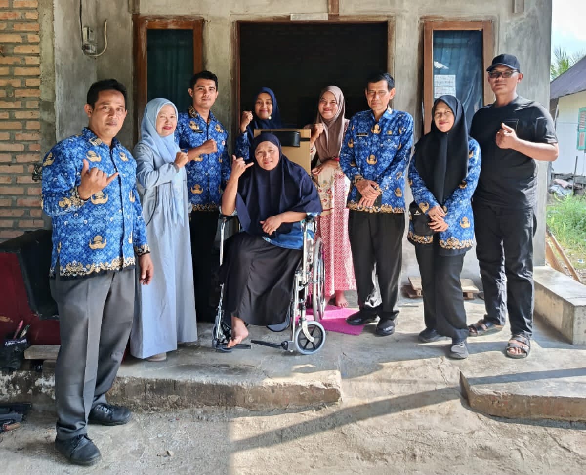 Dinsos Padang Beri Bantuan Kursi Roda di Koto Tangah