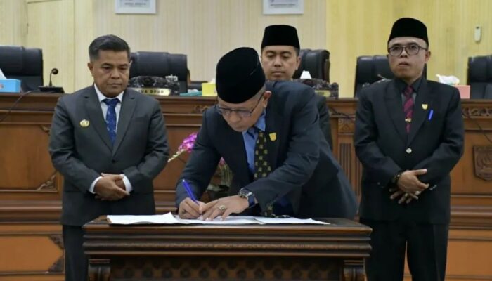 Rapat Paripurna DPRD Agam: Benni Warlis Jawab Pandangan Akhir Fraksi Soal APBD