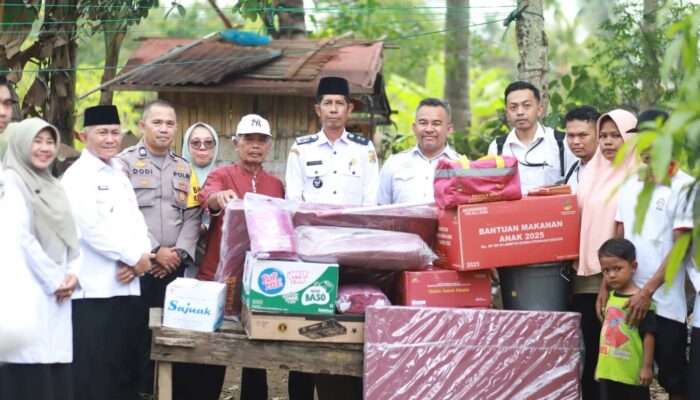 Wawako Solok Suryadi Salurkan Bantuan Kemensos dan Korban Kebakaran Tanah Garam