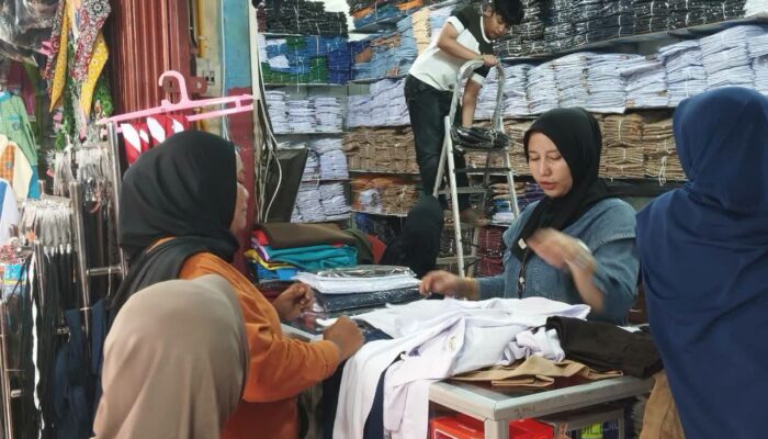 Tahun Ajaran Baru 2026: Warga Berburu Alat Tulis dan Seragam di Pasar Pusat Padang Panjang