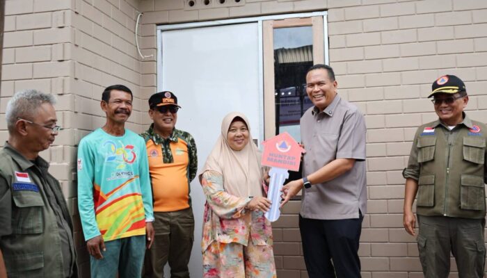Dua Bulan Menanti, Tangis Haru Emridona Terima Kunci Rumah Baru dari BNPB