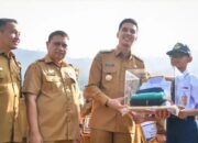 Peringankan Beban Wali Murid, Wako Sawahlunto Bagikan Seragam Gratis ke 689 Pelajar