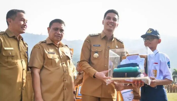 Peringankan Beban Wali Murid, Wako Sawahlunto Bagikan Seragam Gratis ke 689 Pelajar