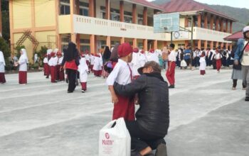 Masuk Jam 06.25 WIB, Gerakan Ayah Mengantar Anak Warnai Hari Pertama Sekolah di Padang Panjang