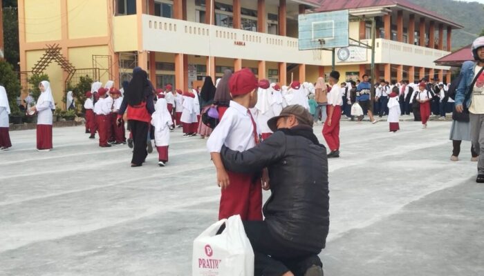 Masuk Jam 06.25 WIB, Gerakan Ayah Mengantar Anak Warnai Hari Pertama Sekolah di Padang Panjang