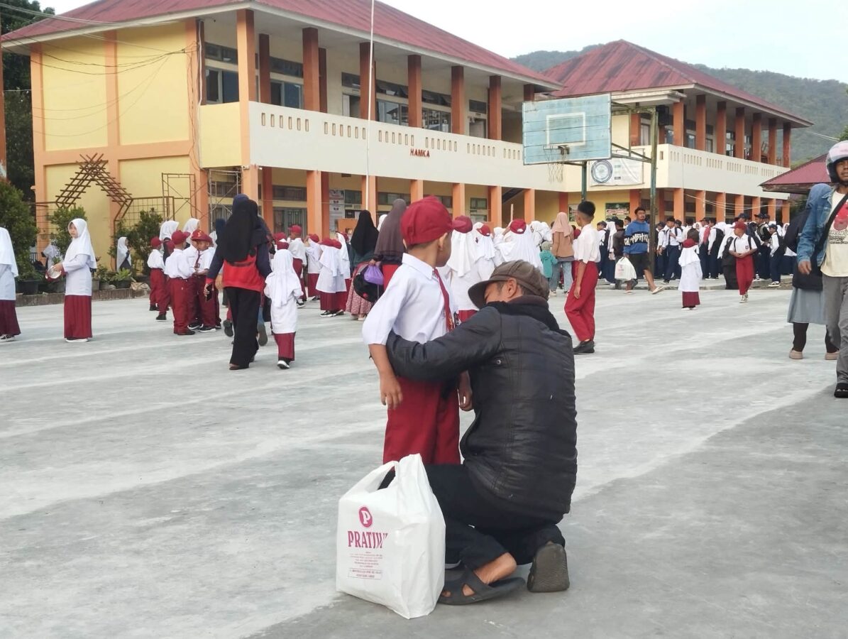 Hari pertama masuk sekolah Tahun Ajaran 2026/2027 di Kota Padang Panjang, Senin (13/7/2026), diwarnai dengan pelaksanaan Gerakan Ayah Mengantar Anak ke Sekolah.