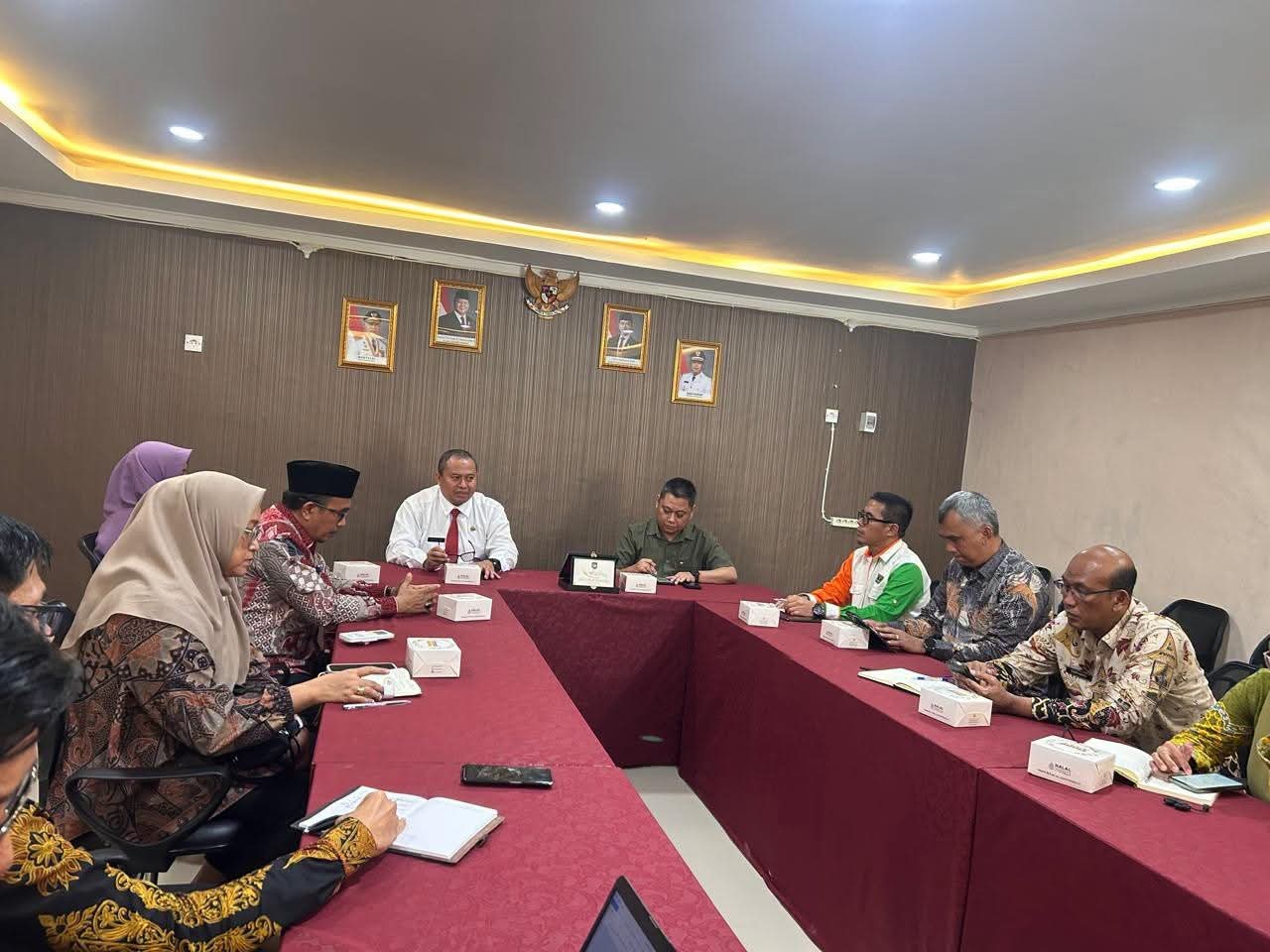 Rapat koordinasi Pemprov Sumbar dan Densus 88 membahas rehabilitasi terpadu kasus MAN 3 Padang.