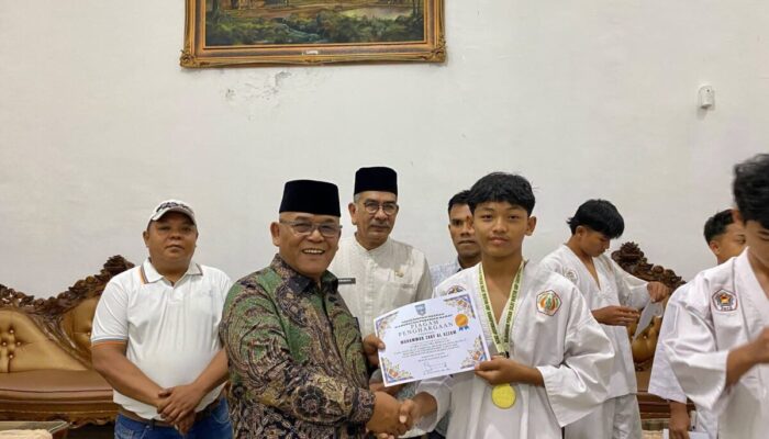 Bupati Yulianto Beri Reward Atlet PSTD Pasaman Barat Peraih 19 Medali Kejurnas UNP
