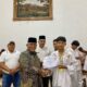 Bupati Yulianto menyerahkan penghargaan kepada perwakilan atlet PSTD Pasaman Barat peraih medali Kejurnas Silat UNP
