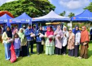 Aksi Ny. Merry Benni Warlis Borong Produk Lokal di Pasar Murah Agam