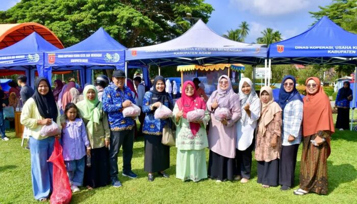 Meriahkan HUT Lubuk Basung ke-33, Ketua PKK Agam Turun Langsung Borong Dagangan UMKM
