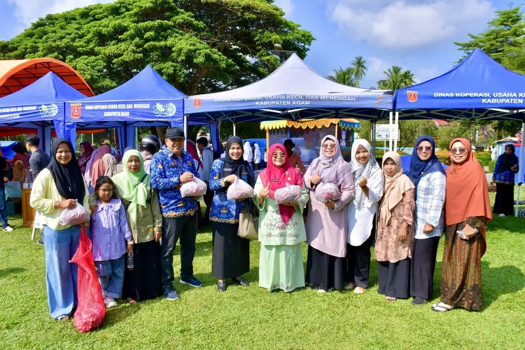 Aksi Ny. Merry Benni Warlis Borong Produk Lokal di Pasar Murah Agam