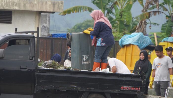 Dukung Visi Kota Bersih, LPLH dan Pemko Padang Panjang Bersihkan Pasar Pusat