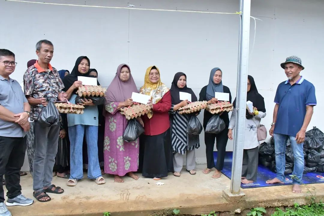PKK Agam Salurkan Bantuan Sembako untuk Warga Huntara Palembayan