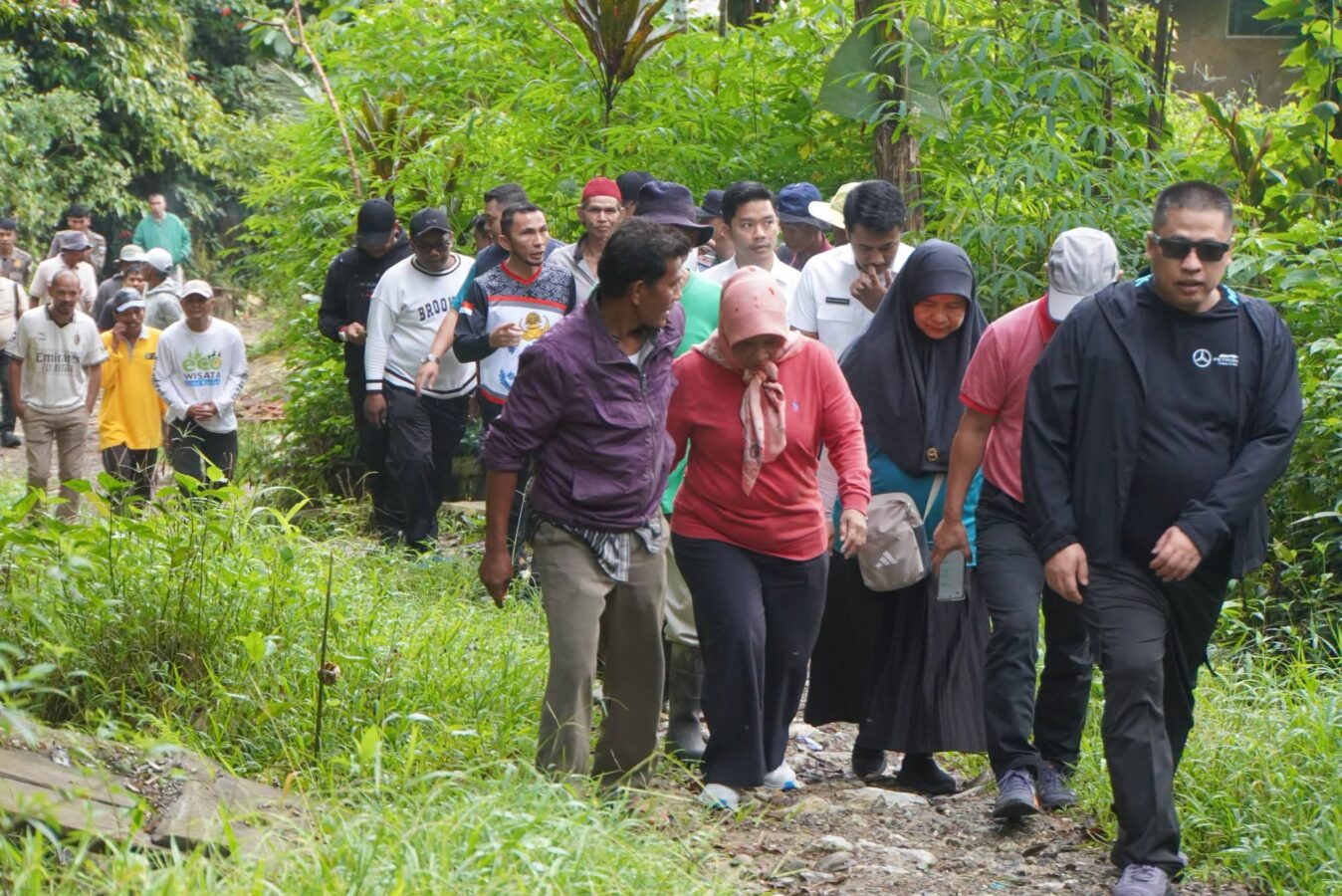 Jalan Sehat ke Manyolok, Pemko Padang Panjang Bantu Semen untuk Jalan Perkebunan