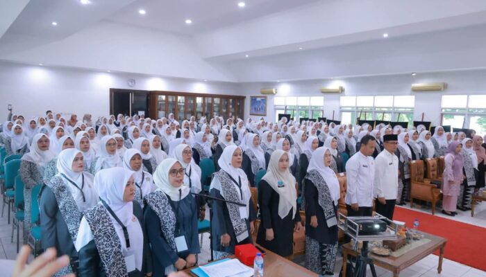 Ketua IBI Tanah Datar Lantik 26 Ranting, Ajak Anggota Jaga Marwah Profesi
