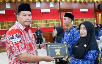 Wali Kota Pariaman Yota Balad Serahkan SK dan Ambil Sumpah 150 PNS Formasi 2024