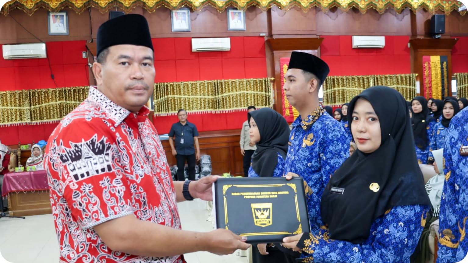 Wali Kota Pariaman Yota Balad Serahkan SK dan Ambil Sumpah 150 PNS Formasi 2024