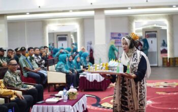Kecamatan Pulau Punjung sukses meraih gelar Juara Umum Jambore Kader PKK Berprestasi Kabupaten Dharmasraya 2026 setelah mendominasi tiga cabang lomba utama.