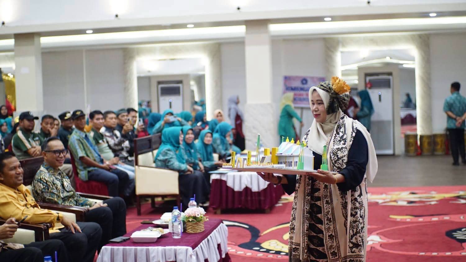 Kecamatan Pulau Punjung sukses meraih gelar Juara Umum Jambore Kader PKK Berprestasi Kabupaten Dharmasraya 2026 setelah mendominasi tiga cabang lomba utama.