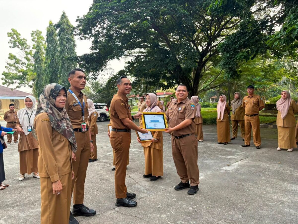 Dharmasraya Raih CSR Rp31,55 Miliar, Sekda Medison Beri Penghargaan ASN DPMPTSP