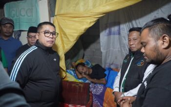 Aksi Nyata Pemko & Baznas Padang Panjang, Antar Sembako Malam Hari ke Rumah Warga