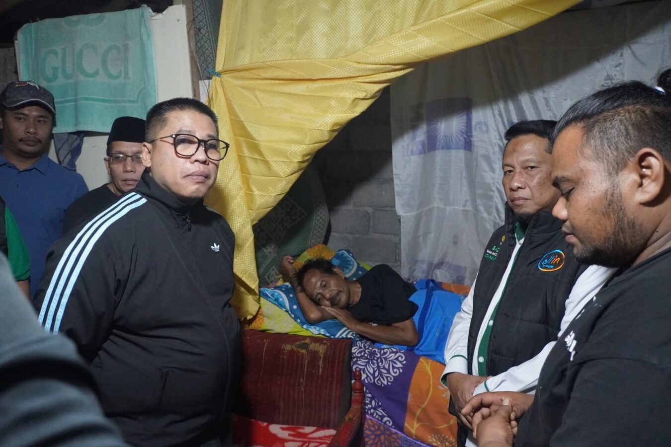 Aksi Nyata Pemko & Baznas Padang Panjang, Antar Sembako Malam Hari ke Rumah Warga