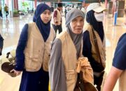 Andre Rosiade Berangkatkan Ema Umrah, Penarik Becak Sampah yang Setia Lambaikan Tangan pada Jemaah Haji Sumbar