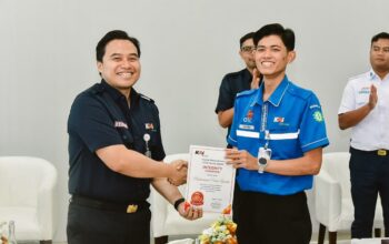 KAI Services Beri Penghargaan kepada Petugas Cleaning yang Viral karena Kejujurannya Kembalikan Dompet Penumpang