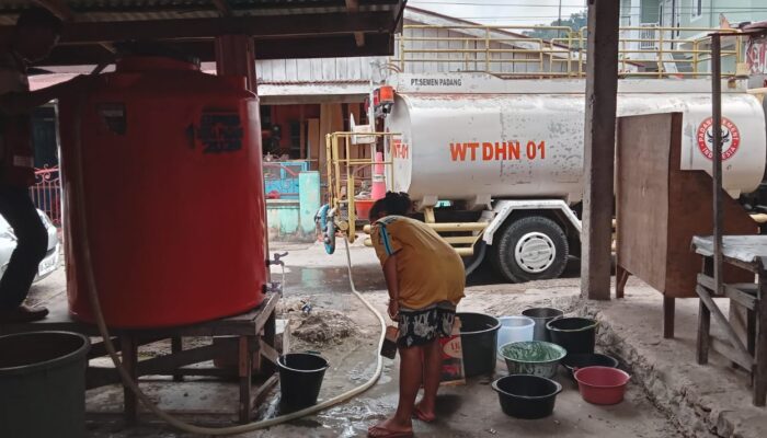 Krisis Air Lambung Bukik, PT Semen Padang Pasok 8.000 Liter Air Bersih