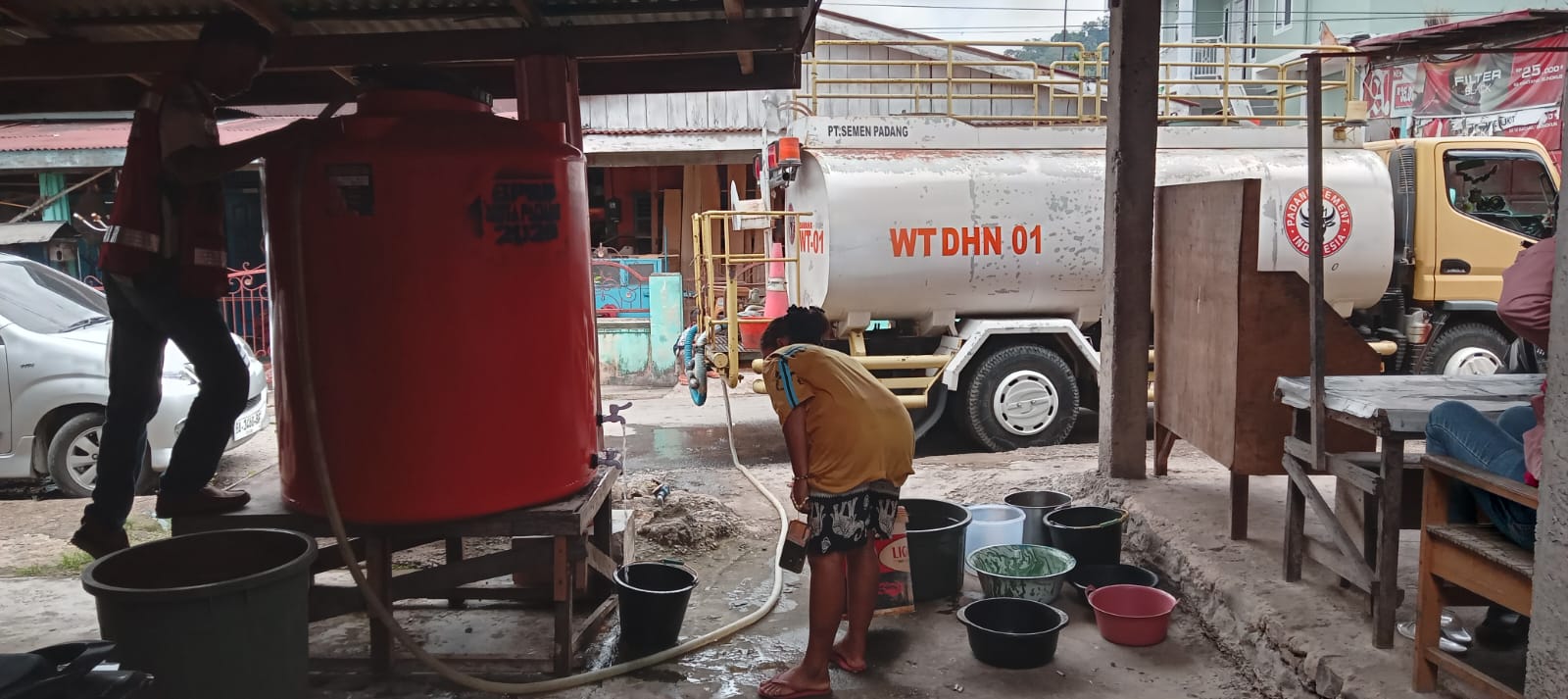 Krisis Air Lambung Bukik, PT Semen Padang Pasok 8.000 Liter Air Bersih