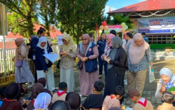 Akademisi lintas negara dan 4 kampus Padang dalam ASPIKOM CARE 2026 hibur anak-anak penyintas banjir bandang SD Bustanul Ulum Semen Padang.