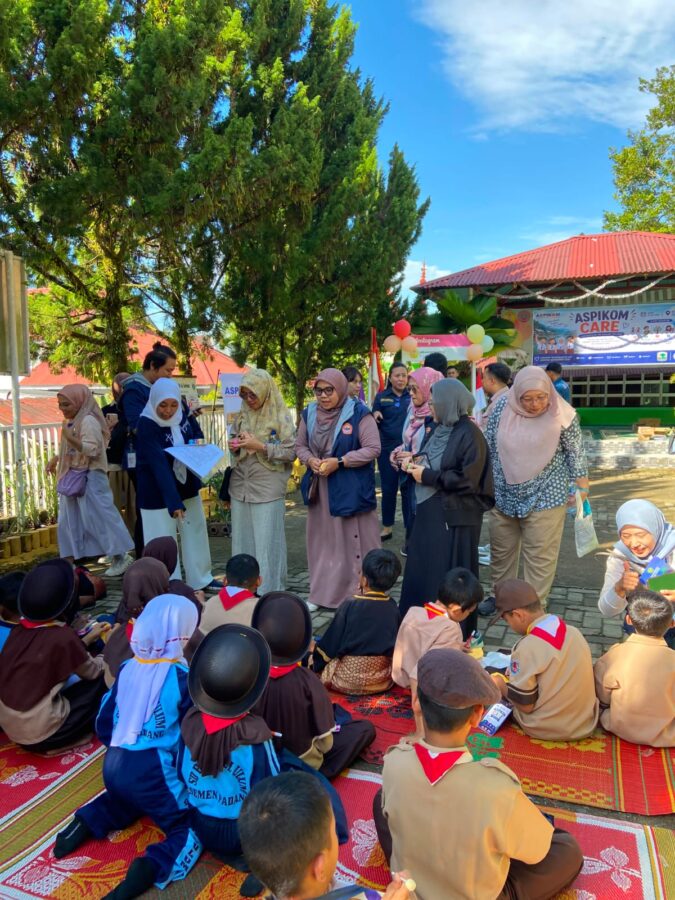 Akademisi lintas negara dan 4 kampus Padang dalam ASPIKOM CARE 2026 hibur anak-anak penyintas banjir bandang SD Bustanul Ulum Semen Padang.