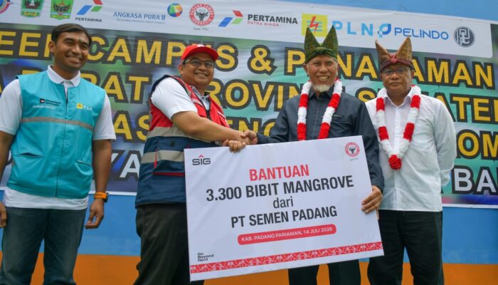 Dukung Tobat Ekologis, PT Semen Padang Serahkan 3.300 Bibit Mangrove di Padang Pariaman