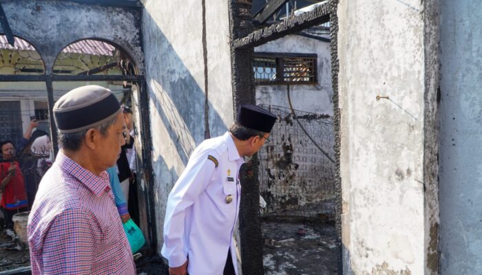 Tak Hanya Uang Tunai, Korban Kebakaran Kampung Jawa Padang Juga Dapat KTP Baru Gratis