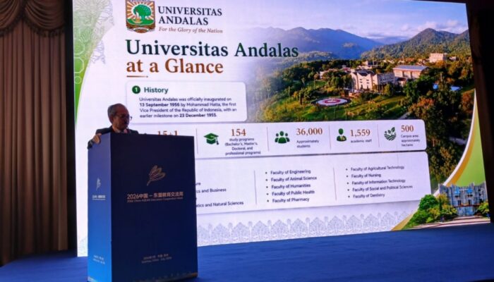 Rektor Unand Efa Yonnedi Jadi Keynote Speaker di China, Bahas Etika AI dalam Kampus Pintar