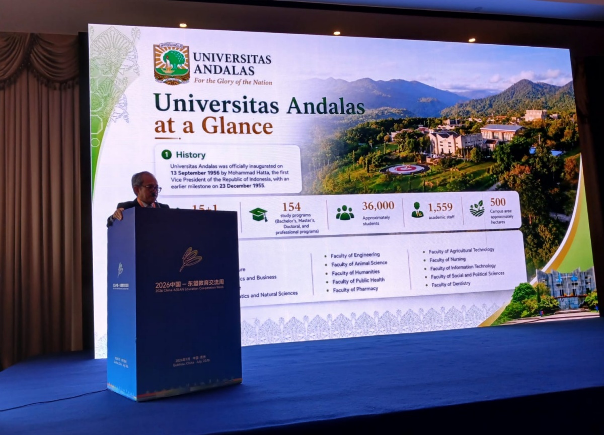Rektor Unand Efa Yonnedi Jadi Keynote Speaker di China, Bahas Etika AI dalam Kampus Pintar