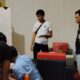 Petugas Satreskrim Polres Dharmasraya saat melakukan Olah Tempat Kejadian Perkara (TKP) di kamar 207 Hotel Sakato Jaya, Nagari Sungai Kambut, Kecamatan Pulau Punjung, Dharmasraya. Di lokasi inilah tersangka FR (24) menghabisi nyawa kekasihnya, KS (20).