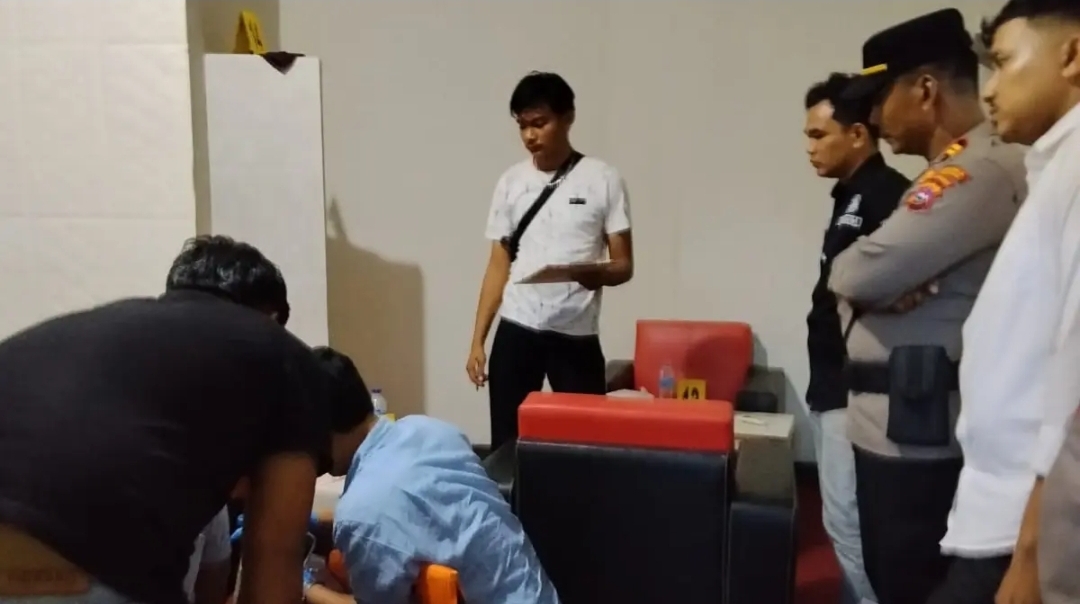 Petugas Satreskrim Polres Dharmasraya saat melakukan Olah Tempat Kejadian Perkara (TKP) di kamar 207 Hotel Sakato Jaya, Nagari Sungai Kambut, Kecamatan Pulau Punjung, Dharmasraya. Di lokasi inilah tersangka FR (24) menghabisi nyawa kekasihnya, KS (20).