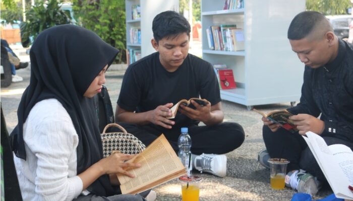 Taman Bacaan Luar Ruang Dispusip Padang, Tempat Nongkrong Edukatif Baru yang Asri