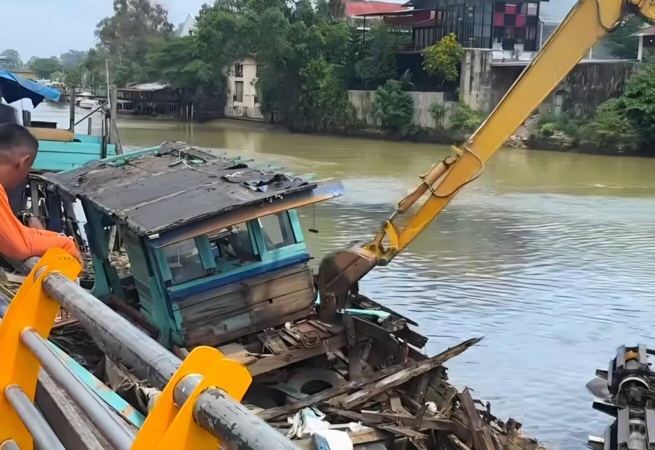 Jelang HJK Padang ke-357, 4 Bangkai Kapal di Batang Arau Dibongkar