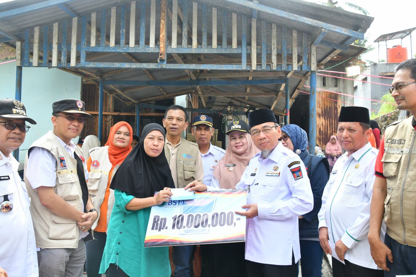Wawako Padang Maigus Nasir Serahkan Bantuan BSTT untuk Korban Kebakaran Batu Gadang