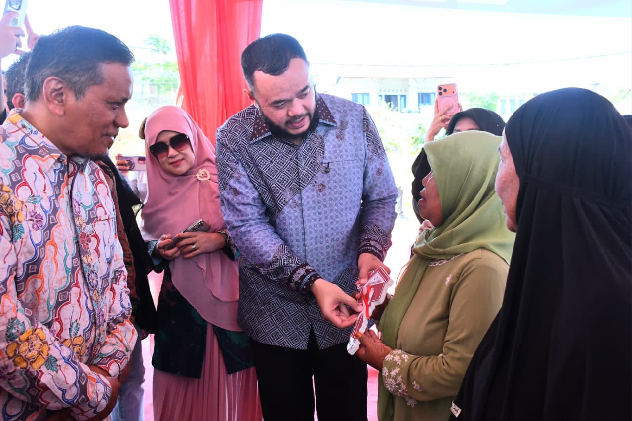 Wako Fadly Amran Serahkan 18 Unit Kunci Hunsela Rimbo Panjang