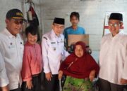 Wakil Wali Kota Padang Maigus Nasir serahkan bantuan kursi roda kepada warga lansia.