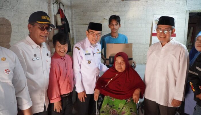 Sentuh Hati Warga, Maigus Nasir Antar Langsung Kursi Roda Lansia Hingga Siapkan Dokter Gratis