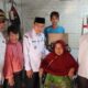 Wakil Wali Kota Padang Maigus Nasir serahkan bantuan kursi roda kepada warga lansia.