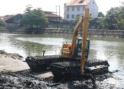 Antisipasi Banjir, PUPR Padang dan BWS Sumatera V Keruk Sedimen Batang Arau