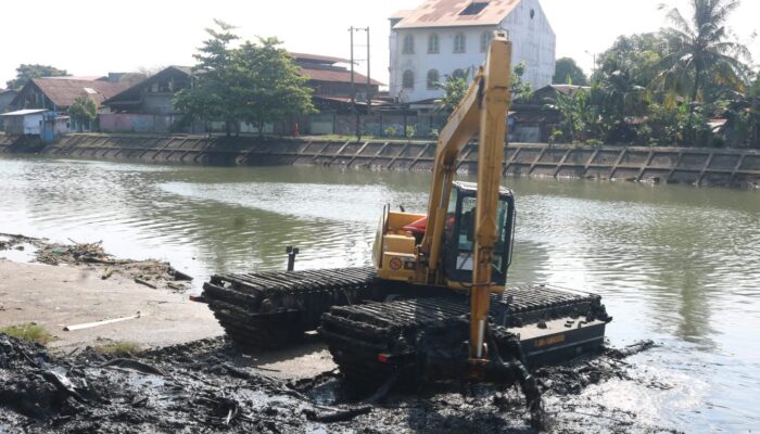 Antisipasi Banjir, PUPR Padang dan BWS Sumatera V Keruk Sedimen Batang Arau